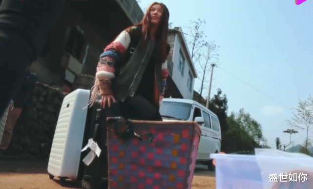 手机壳|辽宁巨婴：16岁吃饭靠人喂，每天开销过万，开兰博基尼卖手机壳