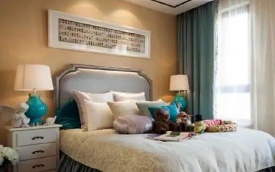 为什么床头柜万万不能这样放?有钱人都避开,暗喻越住越穷