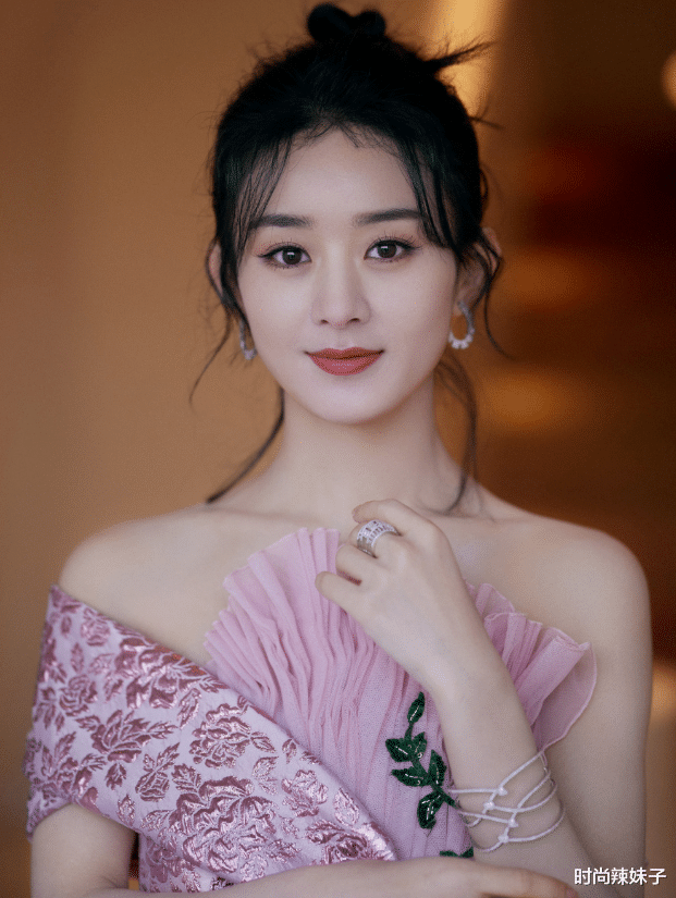 赵丽颖|赵丽颖重现甜妹打扮！粉嫩礼裙尽显少女感，“养鱼锁骨”太绝了