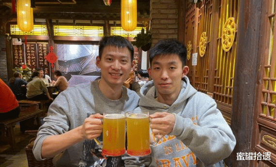 湖人队|国乒三剑客罕见聚餐！全国冠军已退役，如今大口吃肉喝酒太欢乐
