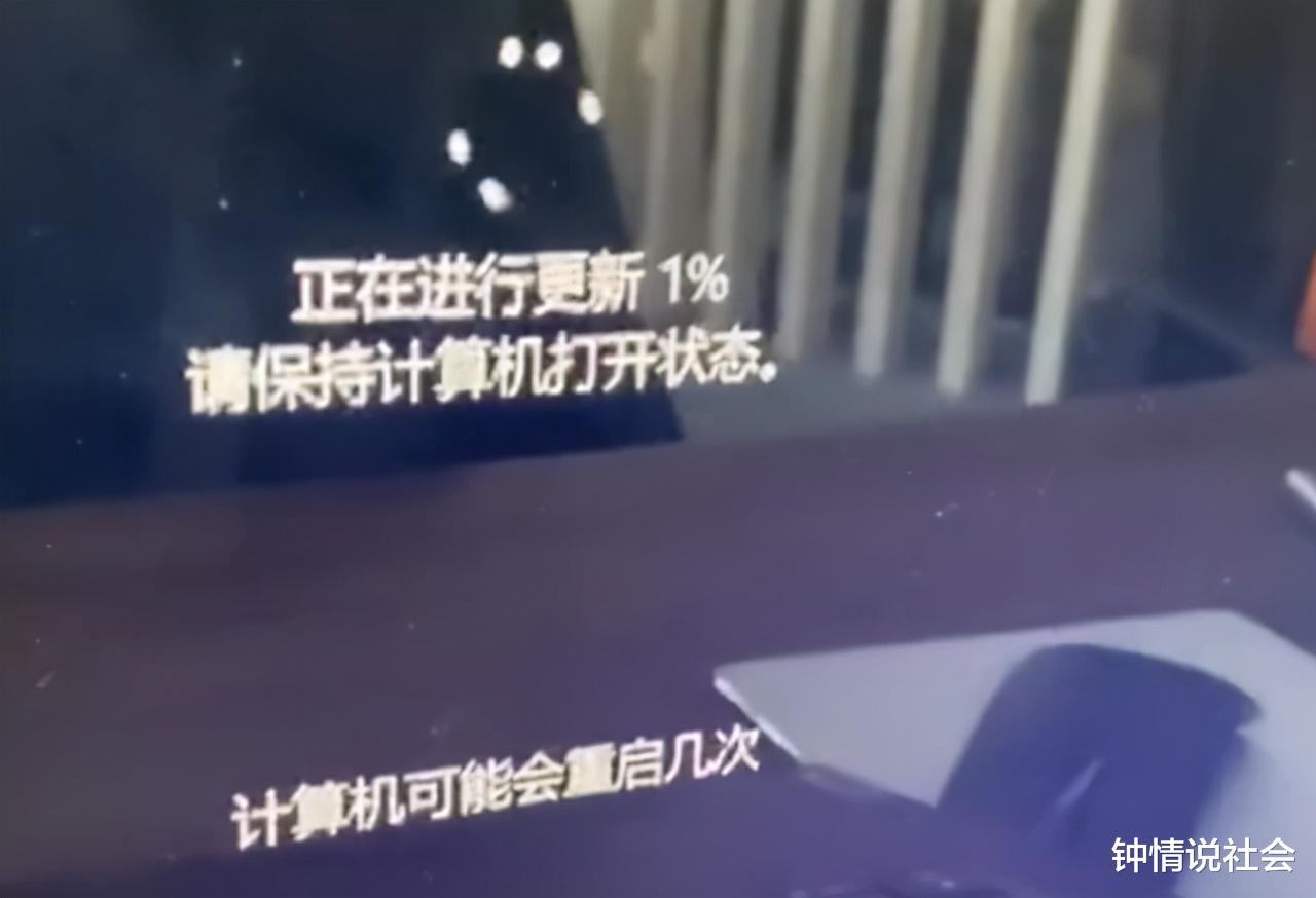 女子上班时电脑“罢工”,网友发现真相以后大呼不要留下证据,赶快删了