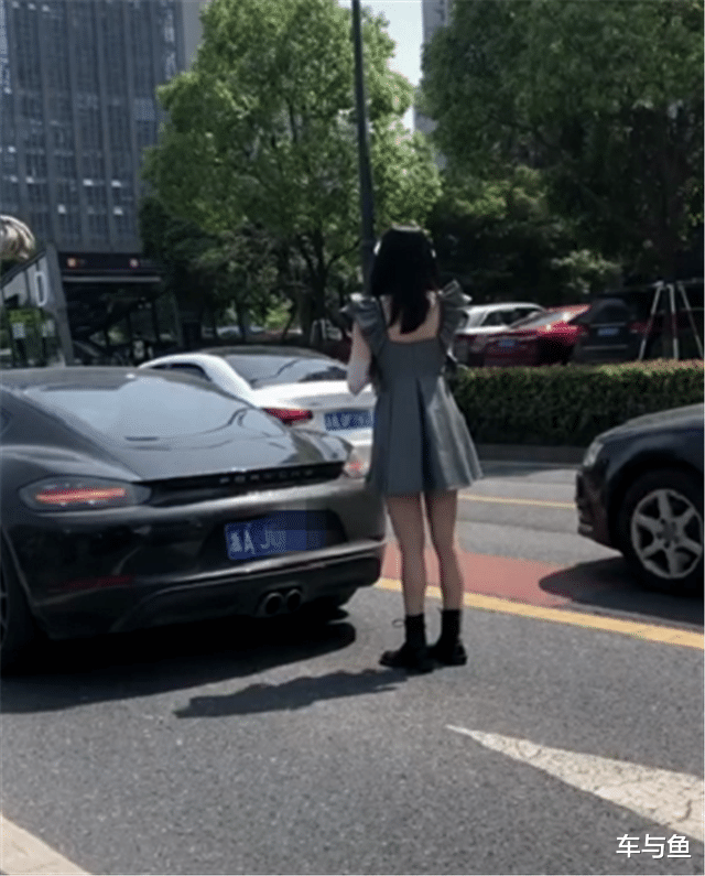 保时捷718|保时捷718追尾前车，路人关注点不在事故，而是女车主