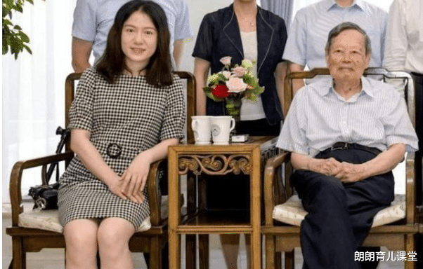 杨振宁|相差54岁的“爷孙恋”，99岁杨振宁精神抖擞，45岁妻子却尽显老态
