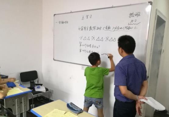 一更育儿|双胞胎补课，家长设局举报老师，网友：漂亮！亲手断送孩子前程