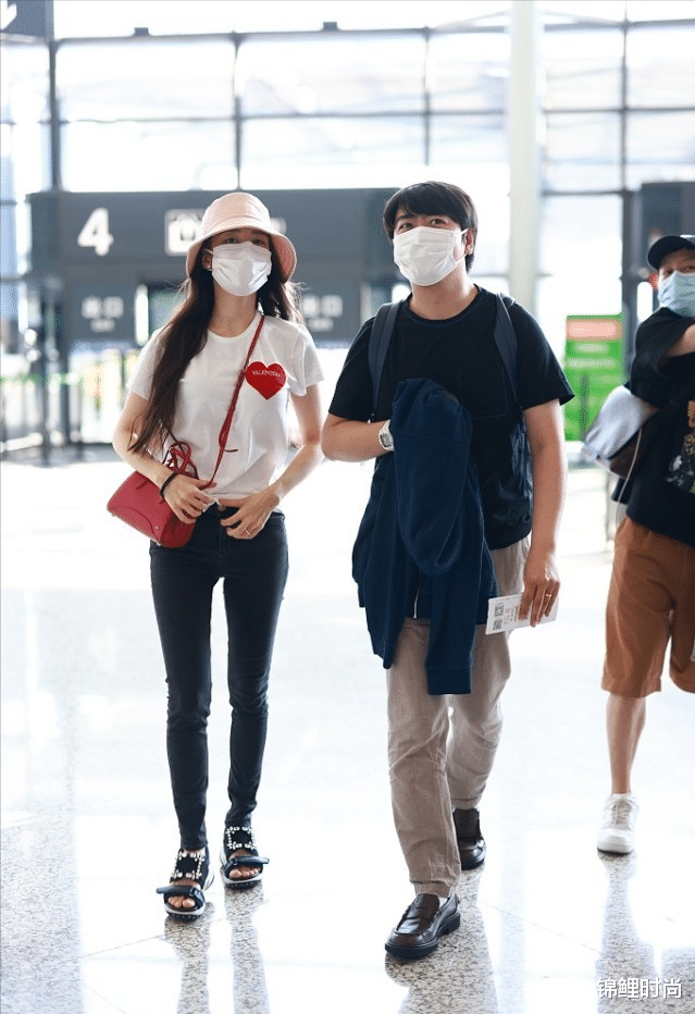 锦鲤时尚|吉娜生了孩子身材没咋变,T恤配牛仔裤好显瘦,腿间空隙太明显了