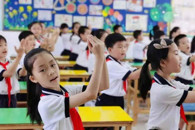 家有二宝育儿|15吨暑假作业高速上被烧，消防员火速扑救，可不能耽误孩子写作业