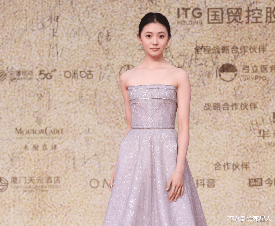 张子枫|金鸡奖女星造型红黑榜，沈月披纱窗，关晓彤老气，张子枫逆袭了