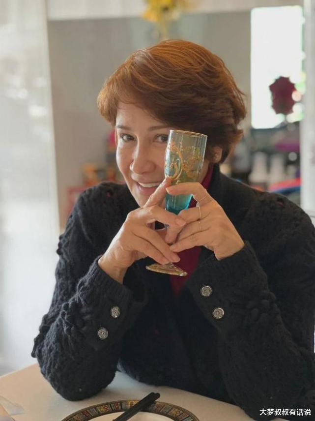 李靓蕾|“乐坛风纪”甄妮暗讽李靓蕾，狠毒无底线：相信会有报应降临