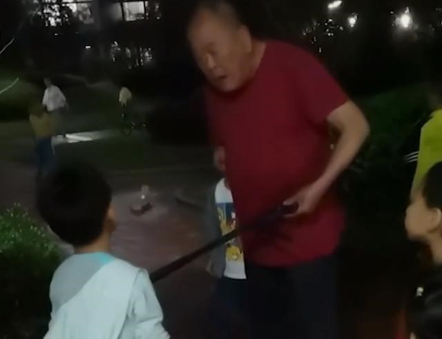 脑部奤聊 湖北男孩玩具枪被其他小朋友玩坏，爷爷帮孙子出头引发网友争议