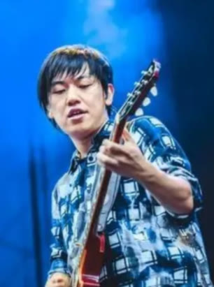 |男星承认出轨1年多，与老婆结婚10年生1子，离婚需赔上亿抚养费