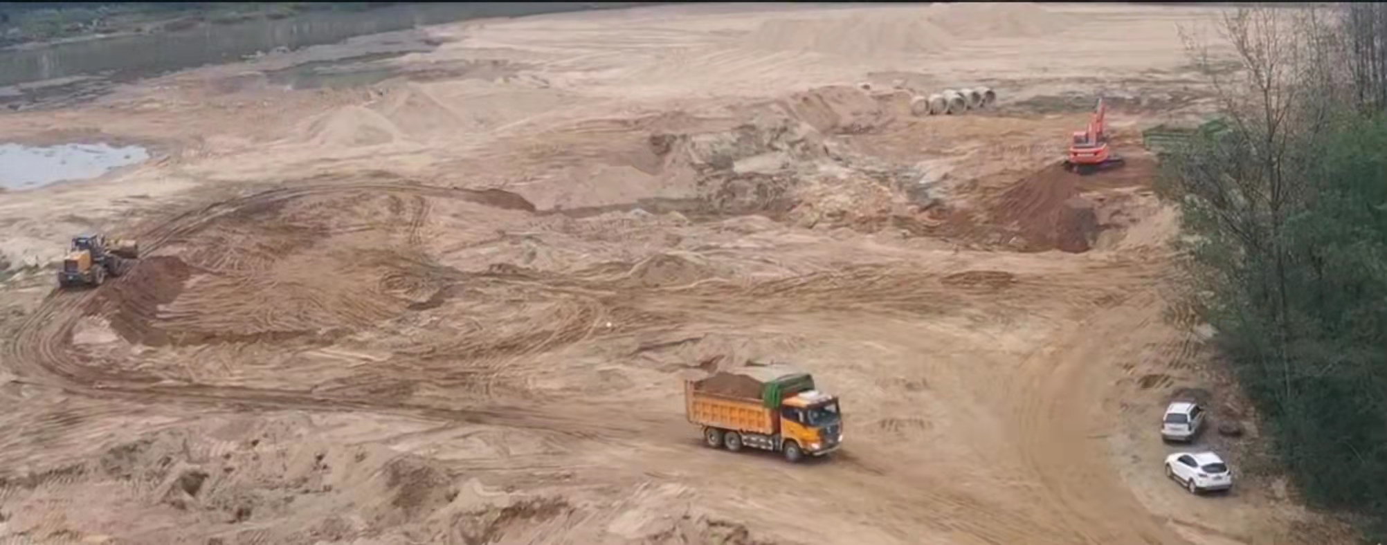 一路风景同行 光山县晏河乡的晏河，一处河床被挖坏损毁，河沙土被运至另一方