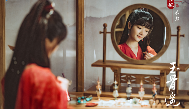 肖战|肖战《玉骨遥》最新路透！服装“劣质感”扑面而来，手握物品吸睛