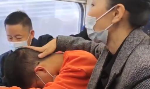 |想红想疯了?孙卓养姐晒奖状怀念从前,涨粉4万被骂到清空动态