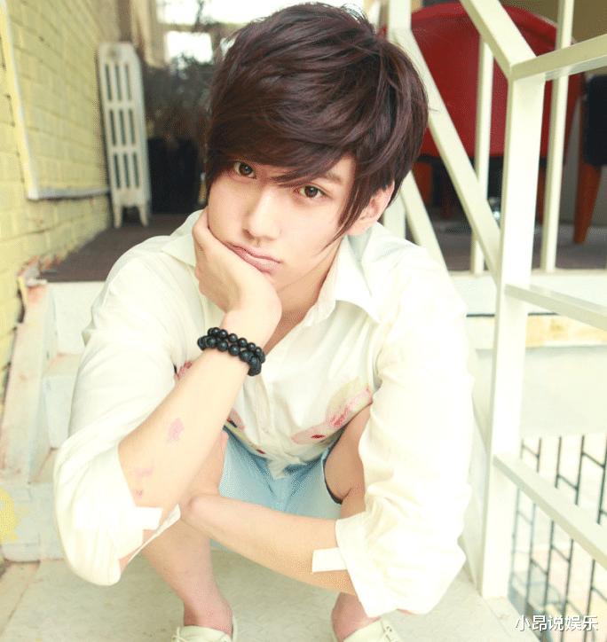 彦希|凭颜值被顶级娱乐公司录取，现无缘男团还做小偷，他一手好牌打烂
