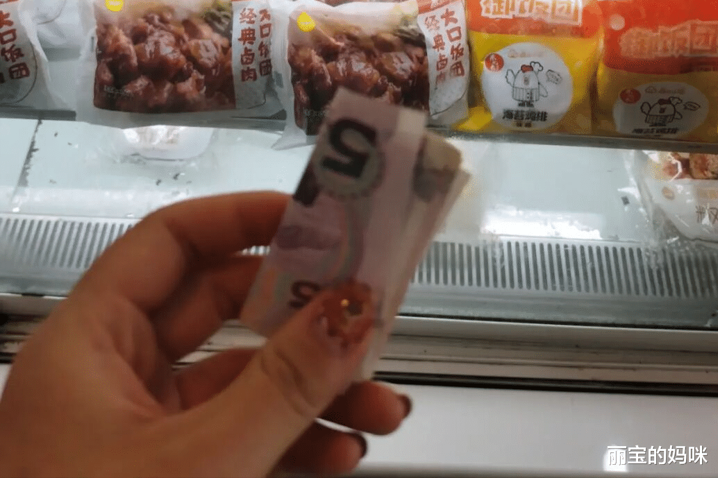 丽宝的妈咪|当代大学生的花钱模式,“先线上后线下”,怀揣现金却在“破产边缘”