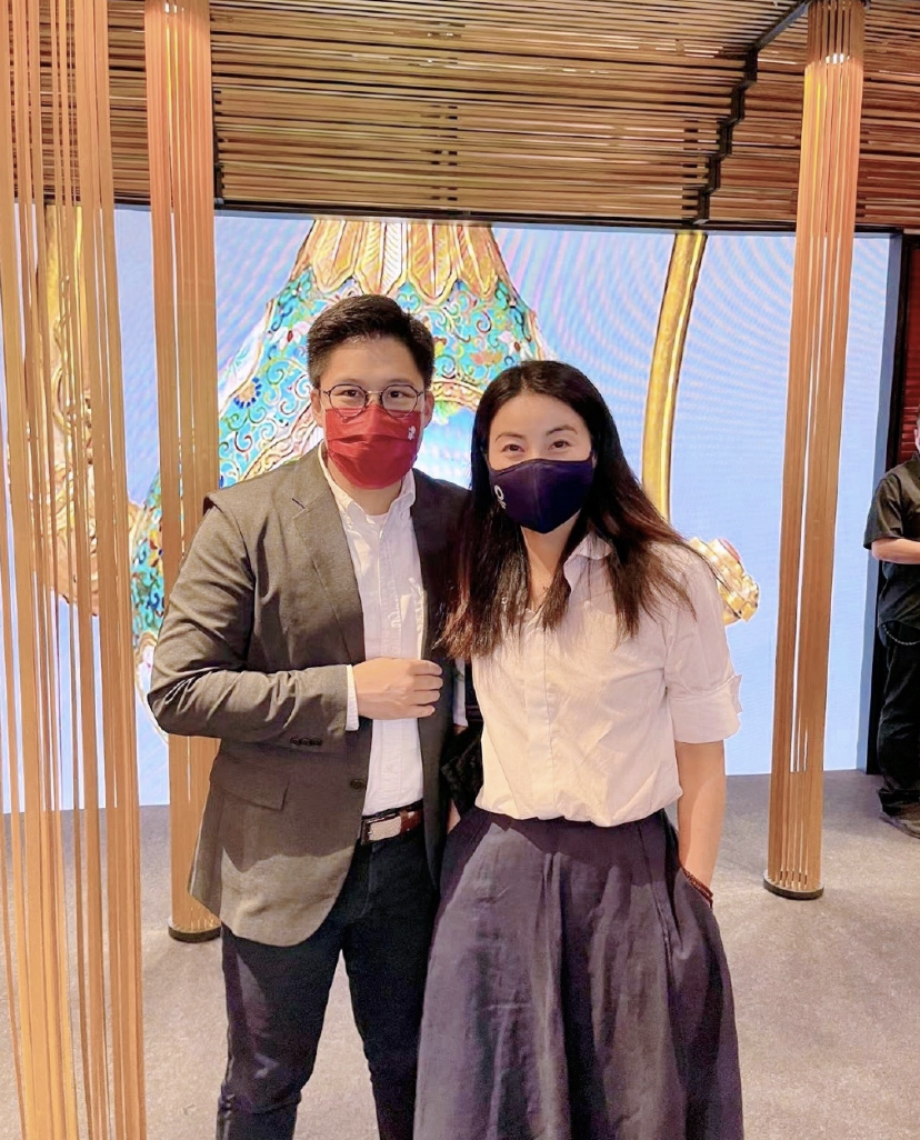 郭晶晶|霍启刚携妻恩爱观展，背后偷拍变老婆奴，郭晶晶穿搭得体衣品上升