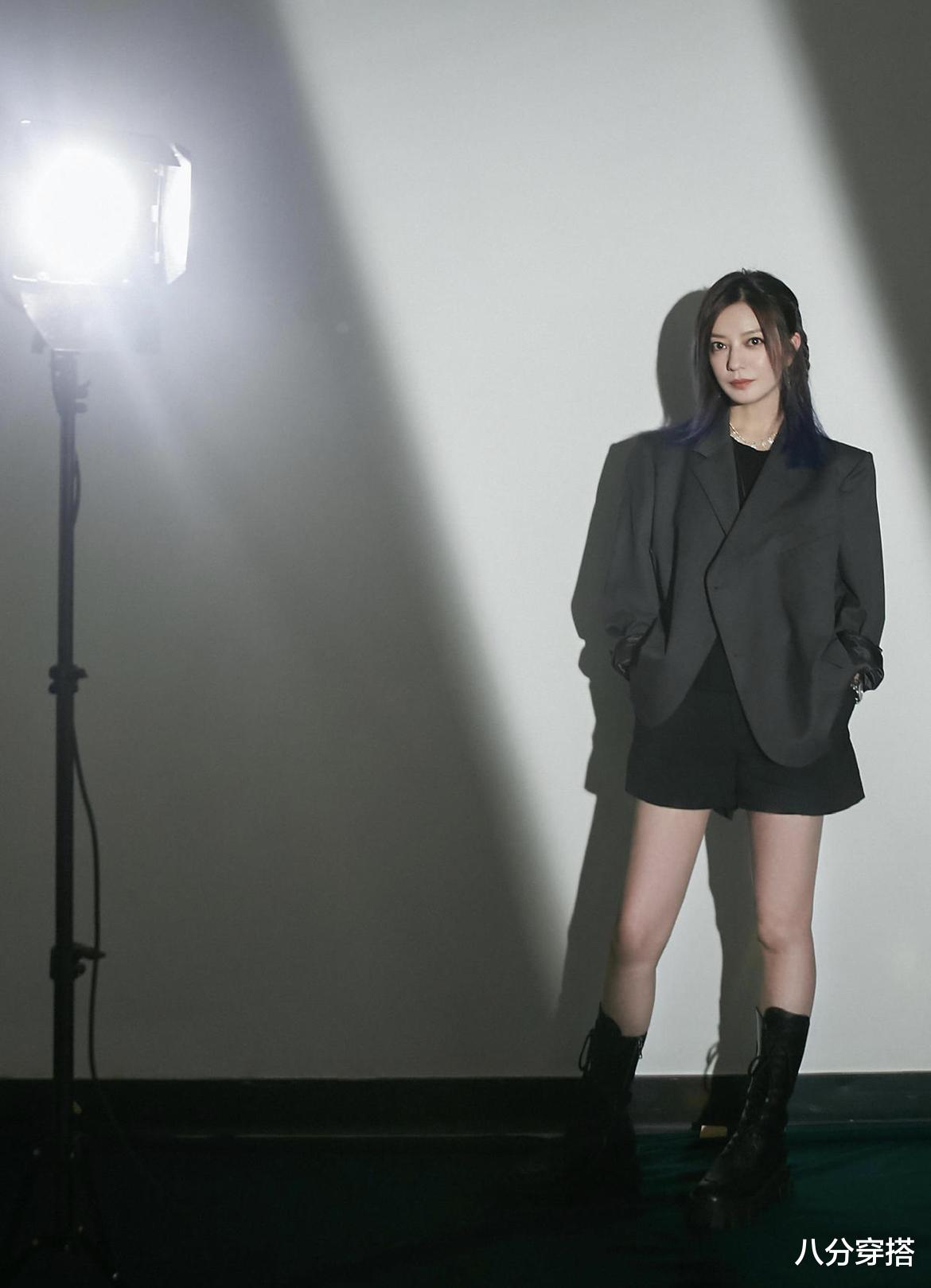 八分穿搭|赵薇这品味真看不懂，不仅红配绿还穿出了五五分身材，气质太拉胯