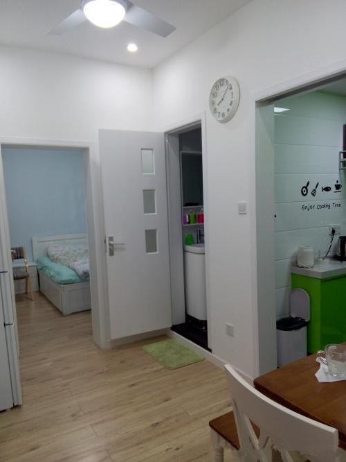 她在50平的房子里摆下三张床，次卧一盏灯让无数网友为她点赞