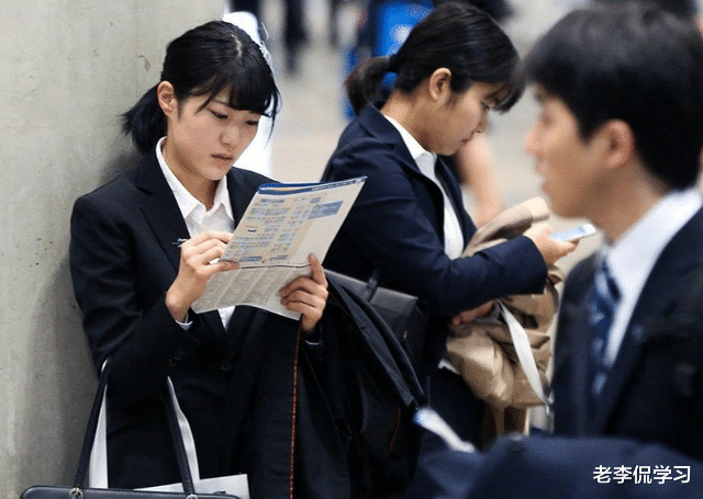 穿衣搭配|Hr吐槽“现在学生真不懂事，面试先问工资”，学生：难道不应该吗
