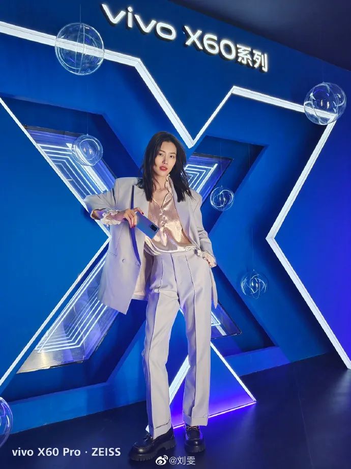 刘雯|14年无绯闻无黑料，却因“自杀式”毁约被封杀？网友：谁敢动她！