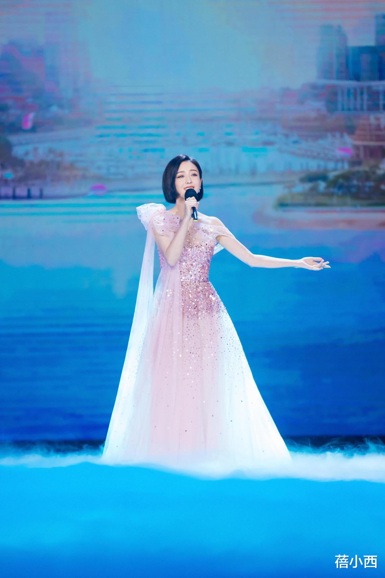 佟丽娅|佟丽娅在秀场好会穿，穿深V连衣裙开高叉，会跳舞的人身材都不差