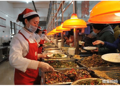 蜂蜜妈妈|校长“吃剩饭”走红网络,言传身教有意义,网友却认为摆拍作秀