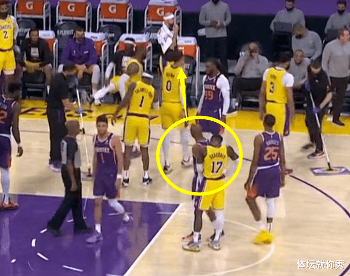 AC米兰|保罗撞倒库兹马！假装去拉人，被詹姆斯一把推开，我还不知道你？