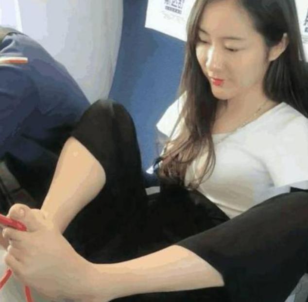 一双脚放在高铁桌板上,男子怒气冲冲想骂人,近一看,他却忍住了