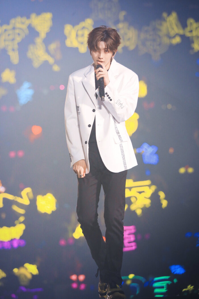 王源|“尖叫之夜”暂定嘉宾：肖战、蔡徐坤、张艺兴、王源四大顶流齐聚