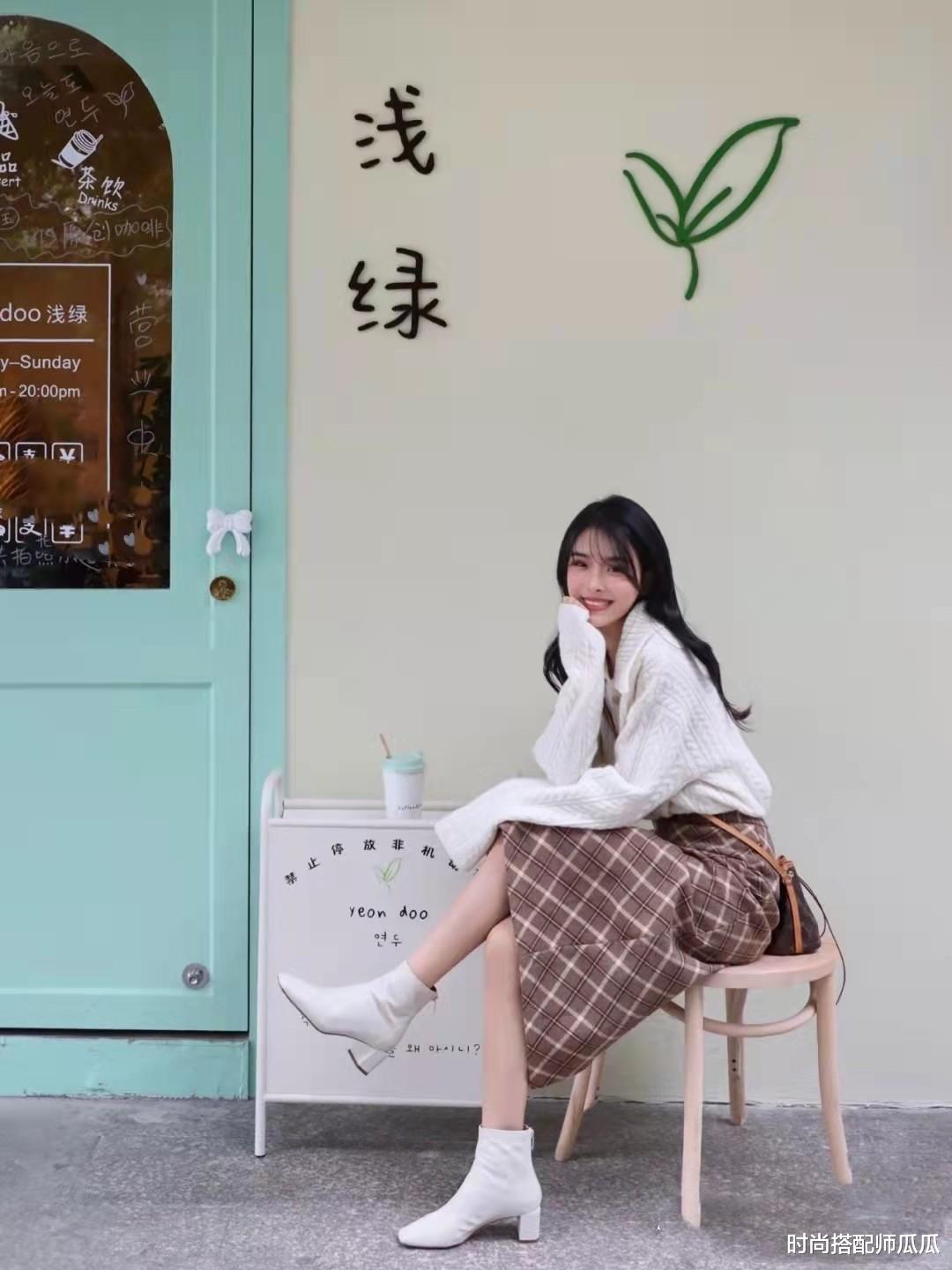 时尚搭配师瓜瓜 女人过了48岁，少穿运动鞋吧，太土！试试这3双，舒适显高还时髦