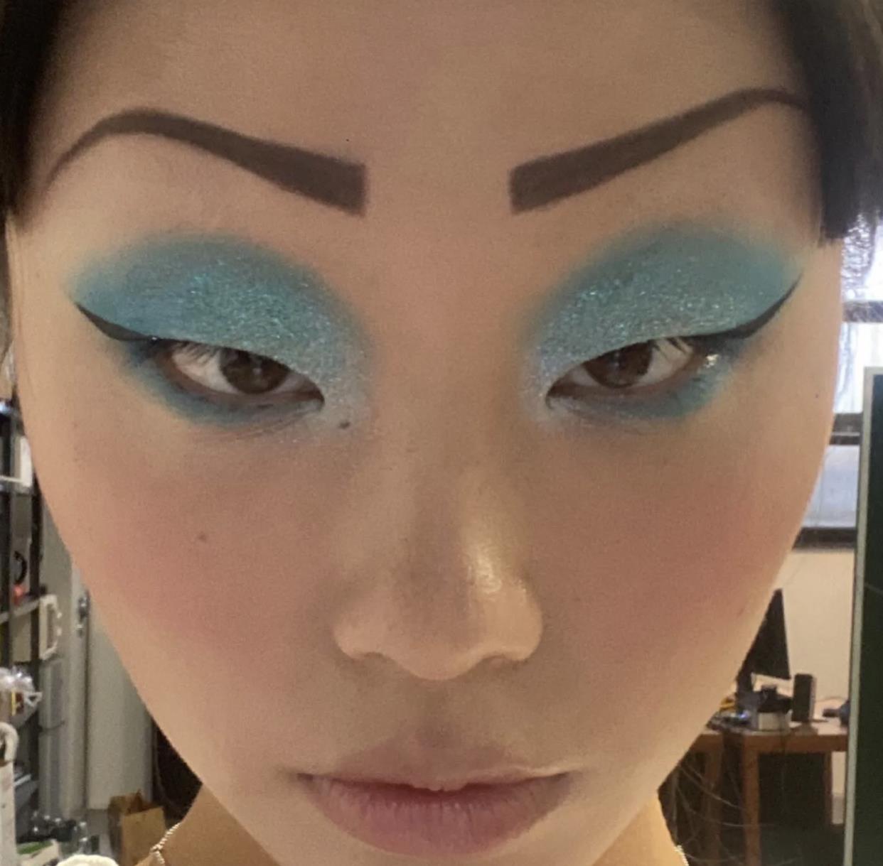 |力挺“眯眯眼”模特后续：宣传海报一夜被撤，嚣张模特顿时认怂