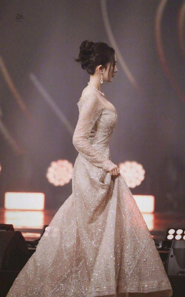 杨幂|微博之夜杨幂是偷偷去练习仪态了吗？整个人气质大变