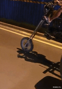 大爷 六十五岁的门卫周大爷因屡次遭到校花骚扰，被迫提出辞职，称现在的年轻人真让人受不了