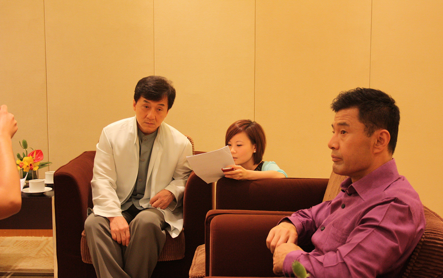 潮流搭配师甜甜|于光荣执导《天龙八部》上线，怼脸拍一脸疲惫相，看着好心疼