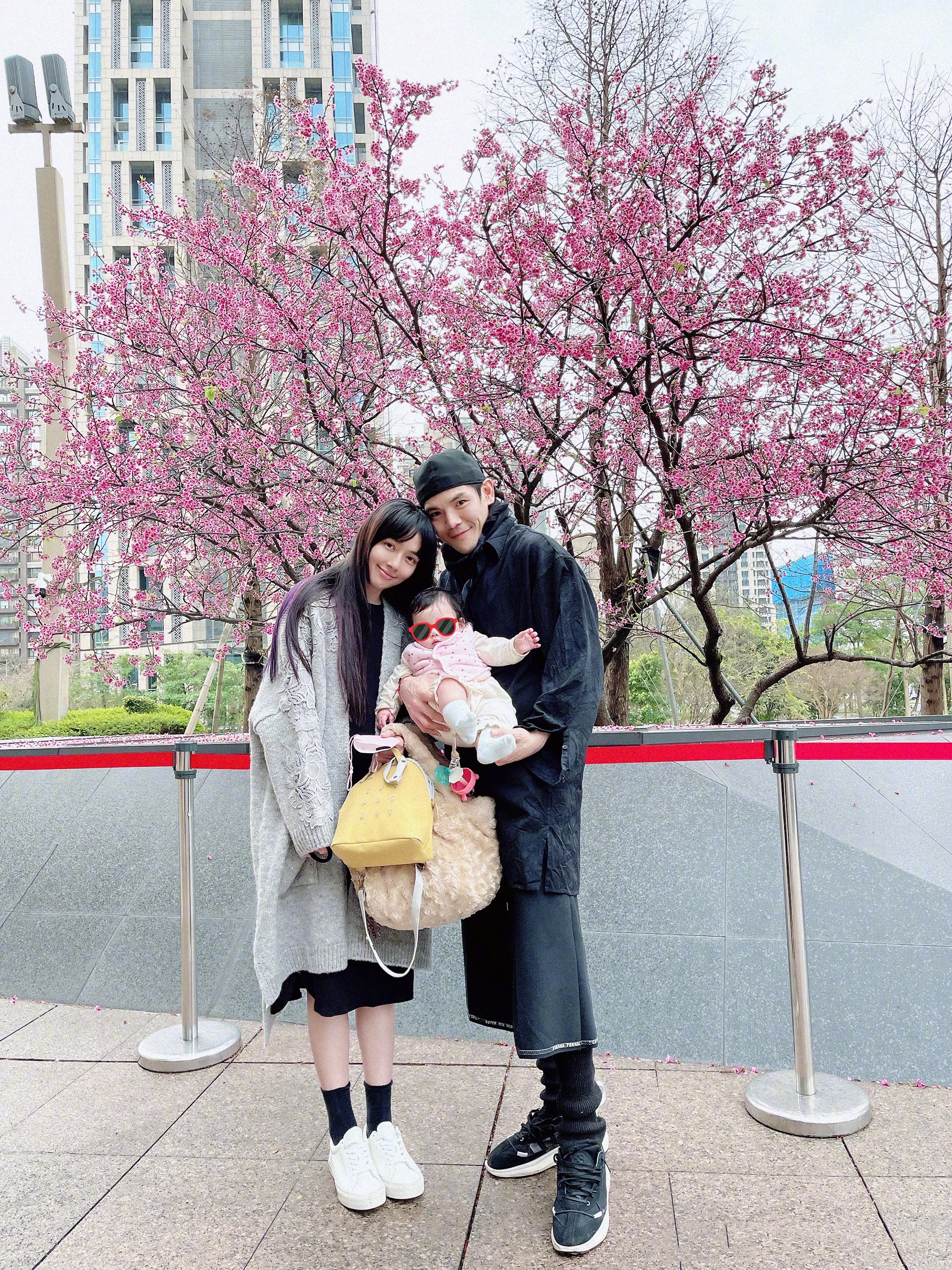 向佐|向佐在情人节晒一家三口的合影：郭碧婷素颜出镜，女儿长得像向太