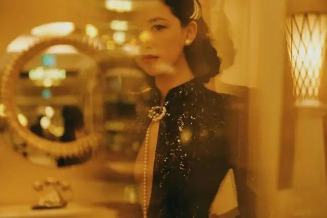 朱珠|“女神”朱珠提名华鼎奖，产后依然风情万种，复古造型再现蓝心洁