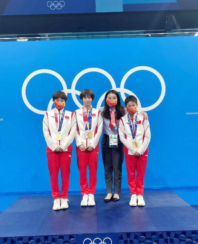 琳妹儿说|郭晶晶晒子女在豪宅泳池玩水画面，仨娃模仿妈妈跳水身手非常灵活