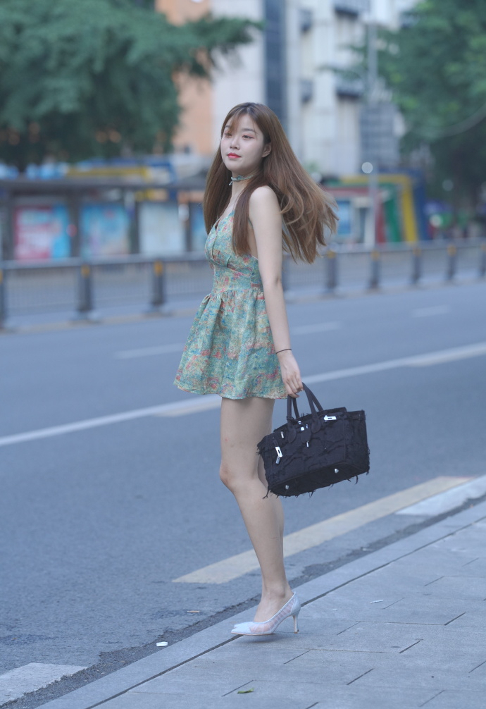 坎叔说时尚|时尚“露背”碎花裙,简单又清新,穿出了“仙女”的感觉!