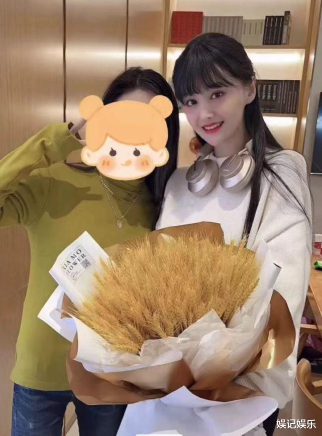 郑爽|郑爽现身美国打官司，买了零食衣物去见儿女，质疑张恒没带过孩子