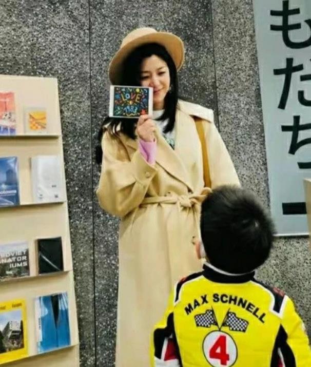 家装日志 陈妍希带儿子逛书店，小星星身穿赛车服，配合妈妈拍照超可爱
