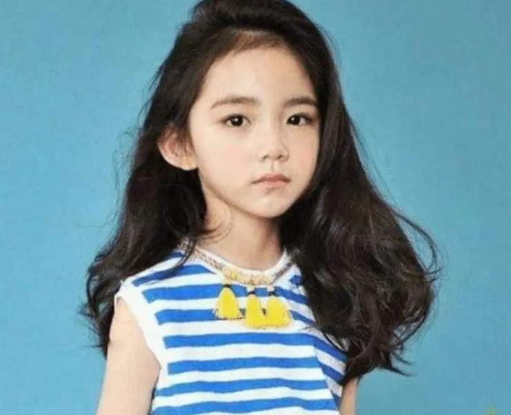 童星|7岁女孩被星探看中，愿意等她10年，谁知妈妈颜值更高