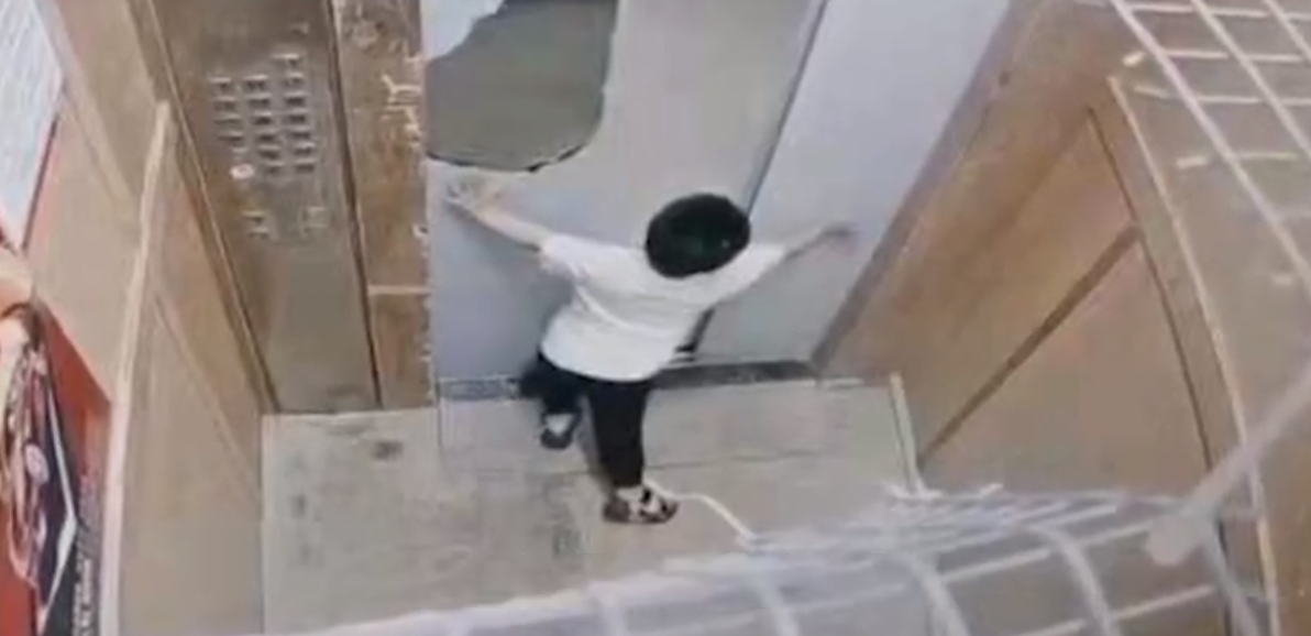 掌上社评 2岁男童被家长“遗忘”,独自乘电梯到6楼坠亡,家属质疑护栏设计有缺陷