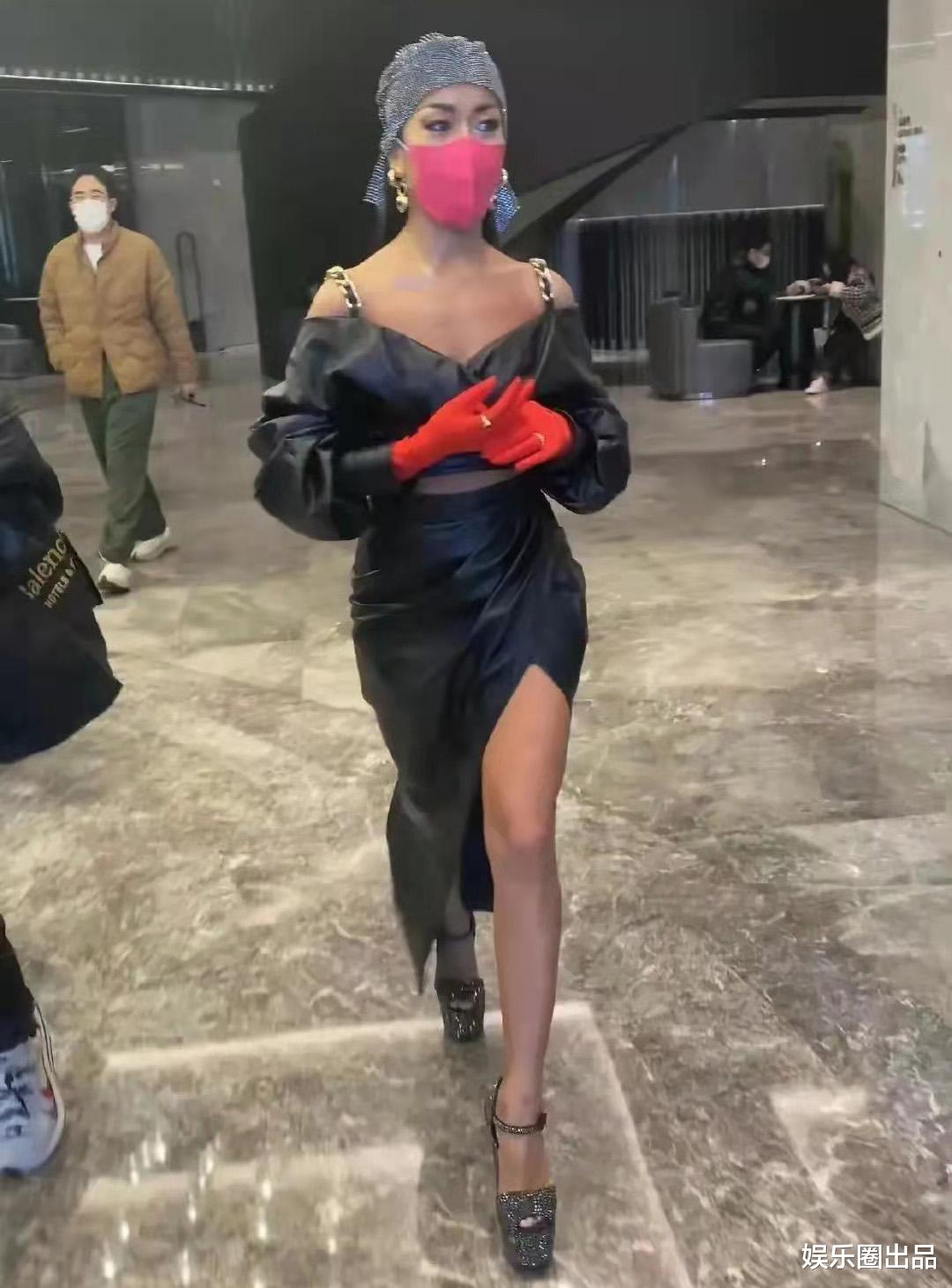 孙俪|吉克隽逸穿皮裙亮相被抓拍，衣着清凉引起热议，被指“博眼球”