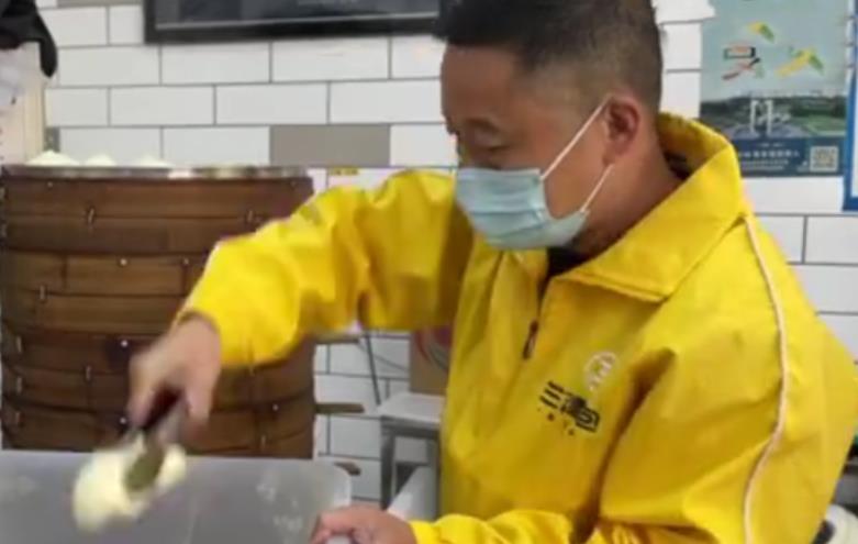 |孙海洋全家游玩照曝光，孙卓被P图进去，妈妈说想带孩子到处看看