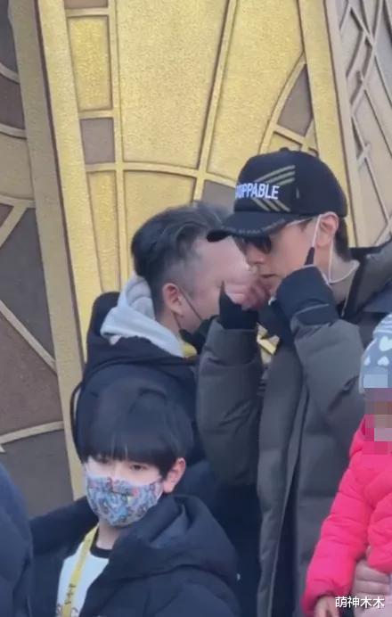 李靓蕾|吴尊携家人北京出游，身穿过万奢华羽绒服，妻子却因穿太少被吐槽