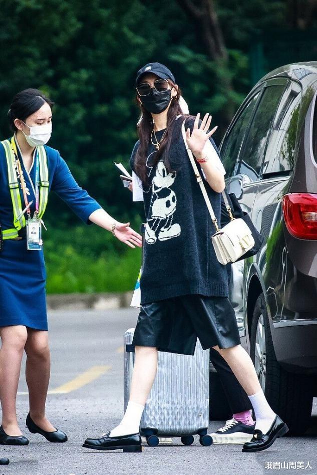 峨眉山周美人|被唐嫣的私服圈粉了，穿米奇背心超减龄，奔四女人也能甜美可爱！