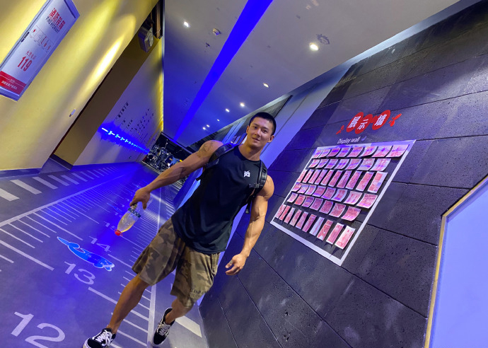 健身圈一哥|撸铁磨破手掌是常事,咬牙也要坚持,健体冠军的麒麟臂堪比大腿!