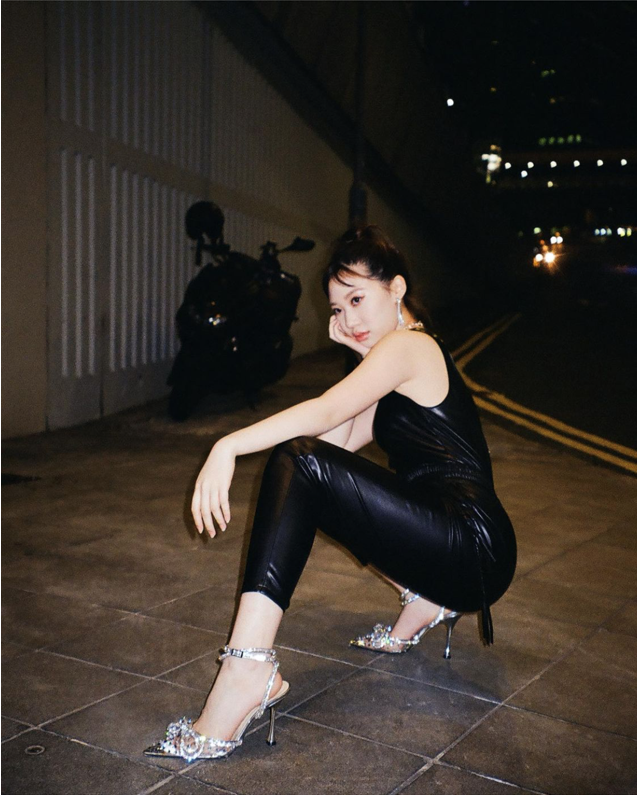 甄子丹|甄子丹17岁女儿秀新造型！穿黑皮裤脚踩水晶鞋，画深眼影走炫酷风