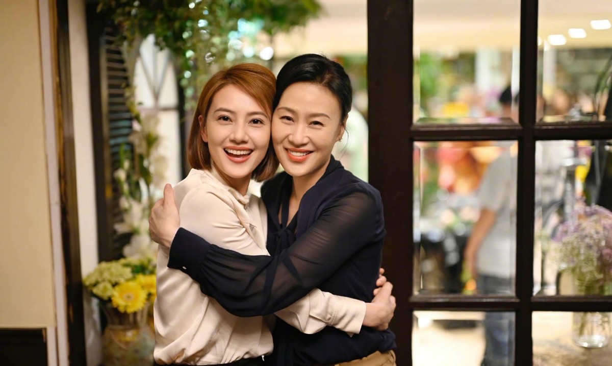 穿衣搭配|高圆圆新剧好时尚！颜值终于回春，律师造型全曝光更成穿搭模板