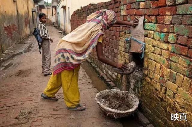 印度掏糞工：全身浸入糞水無防護，月工資1300元，每5天有1人死去-圖4